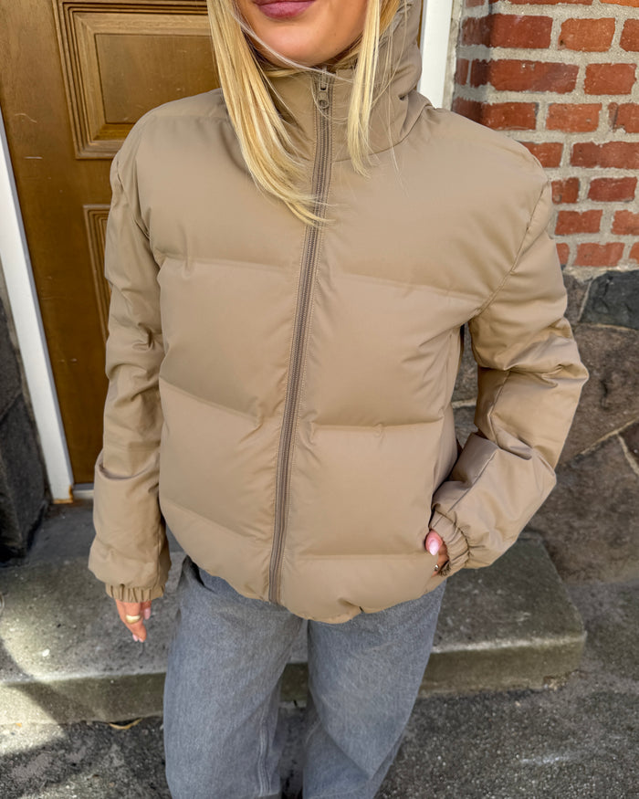 ALMA DOWN JACKET i sand – billede 2