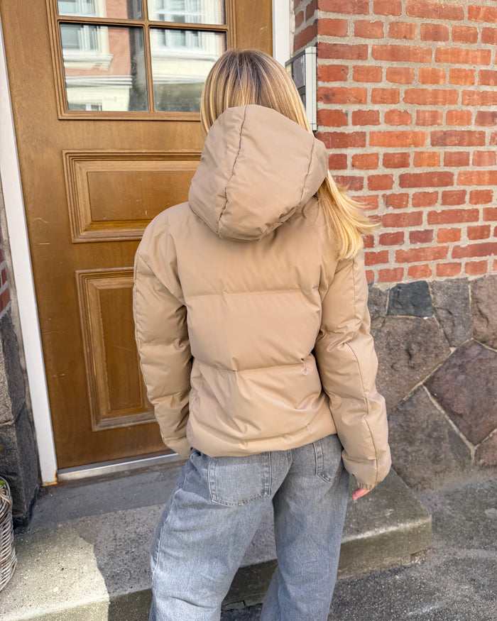 ALMA DOWN JACKET i sand – billede 7