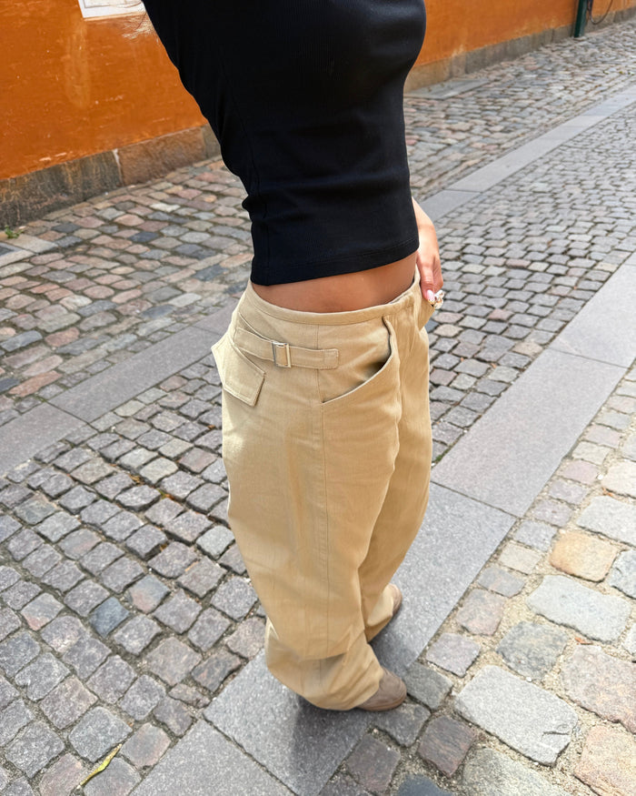 ESSI CARGO PANT - SAND