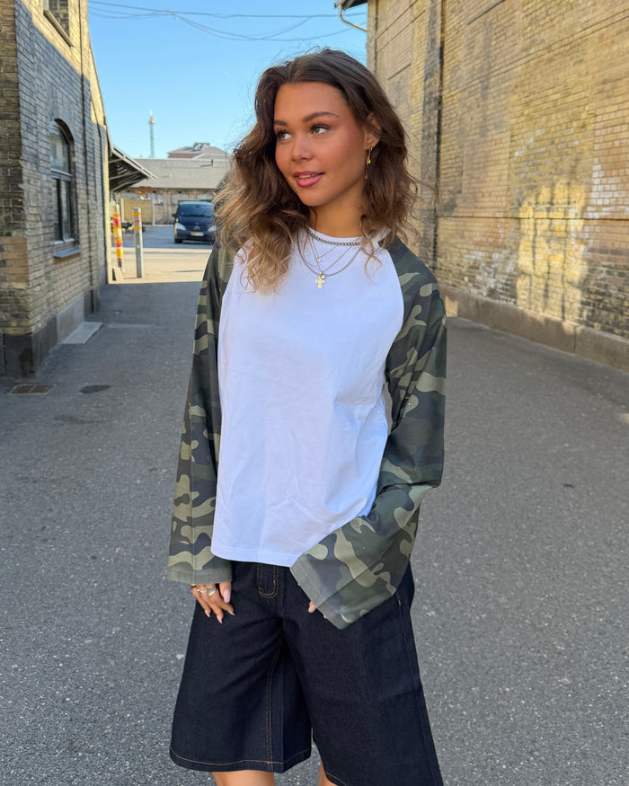 KLARA TEE - WHITE/GREEN ARMY