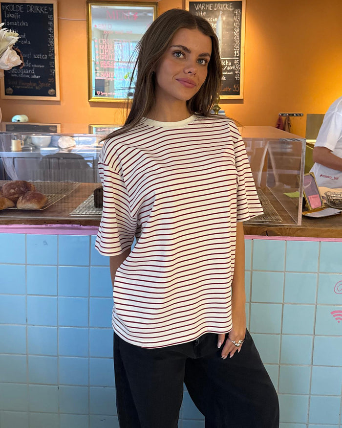 LYKKE STRIPE TEE - WHITE/WINE RED