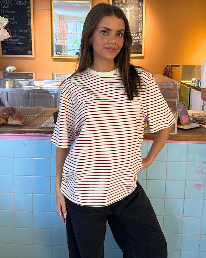 LYKKE STRIPE TEE - WHITE/WINE RED