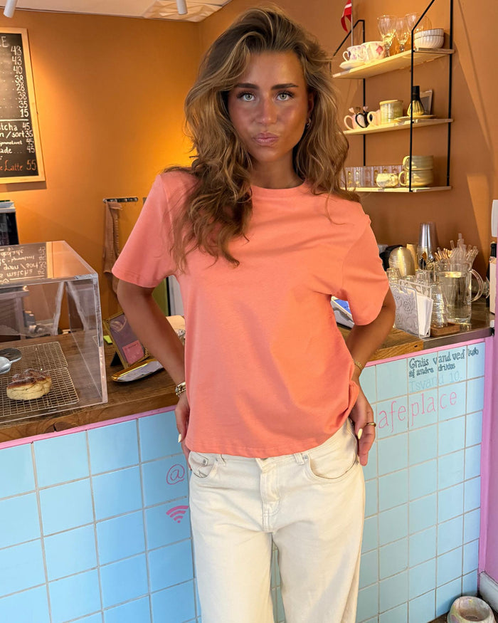 LYKKE TEE - CORAL