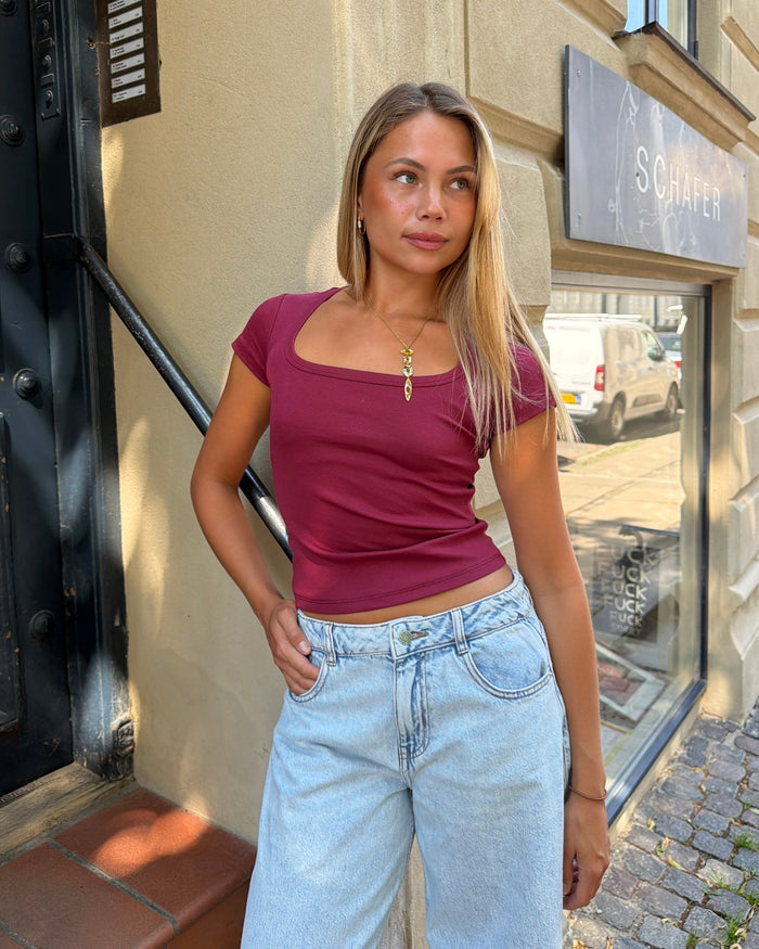 MIA KORTÆRMET TEE - BORDEAUX