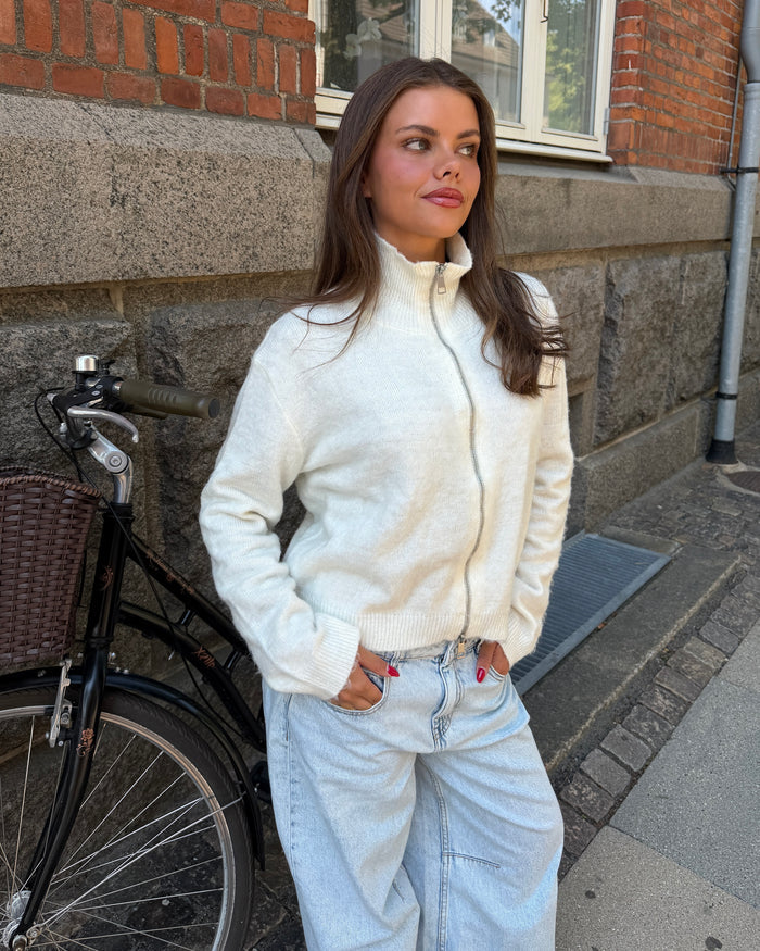 SOFIE ZIP KNIT i off-white fra DinVintageShop