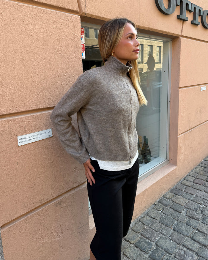 SOFIE ZIP KNIT i taupe fra DinVintageShop