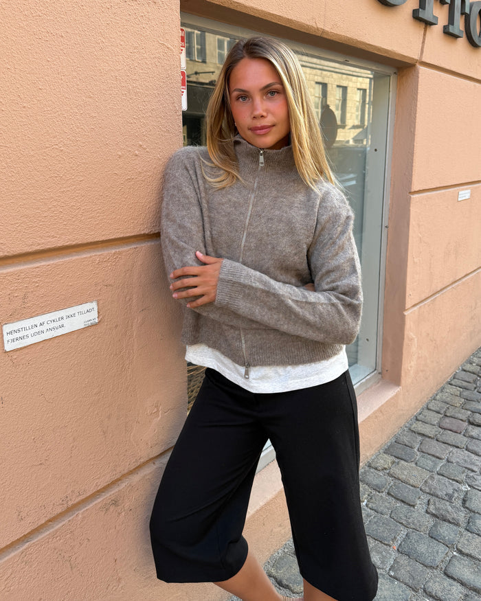 SOFIE ZIP KNIT i taupe fra DinVintageShop