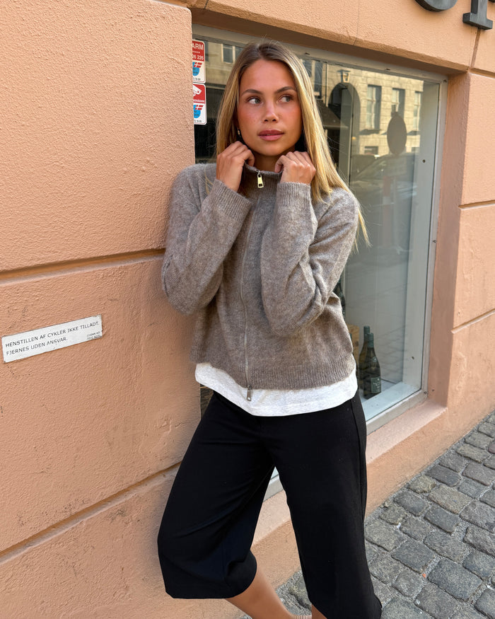 SOFIE ZIP KNIT i taupe fra DinVintageShop