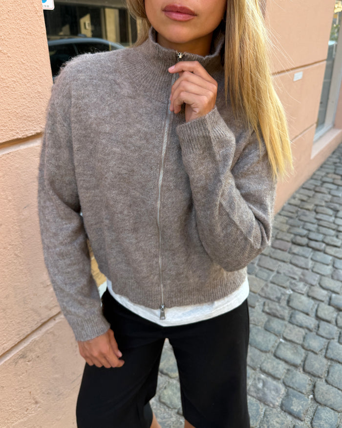 SOFIE ZIP KNIT i taupe fra DinVintageShop