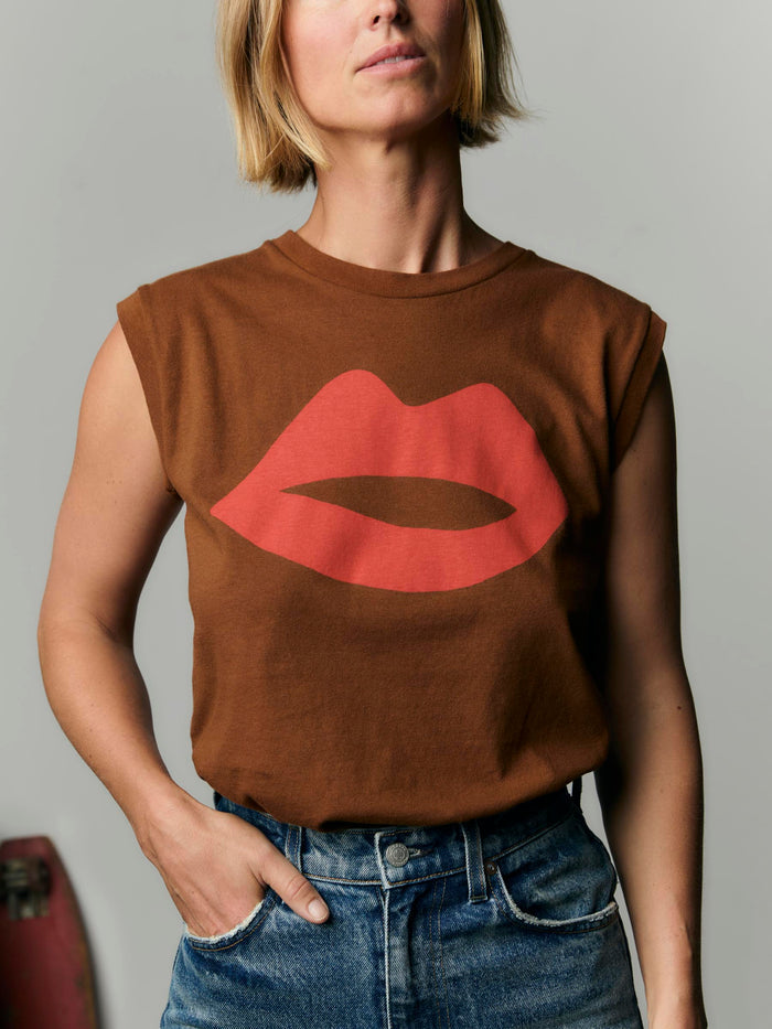 Gray the "kiss" muscle tee