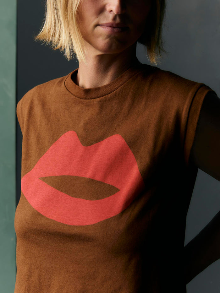 Black the "kiss" muscle tee