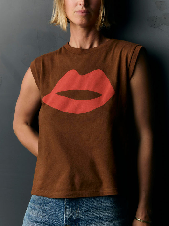 Black the "kiss" muscle tee
