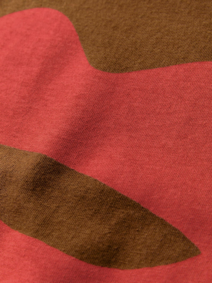 Brown the "kiss" muscle tee