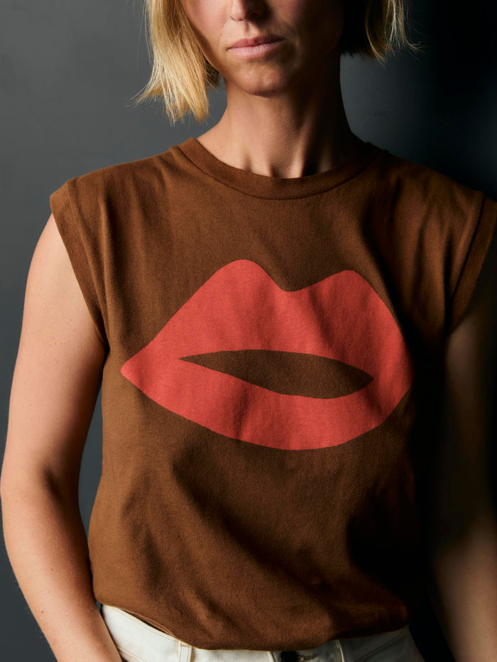 Black the "kiss" muscle tee