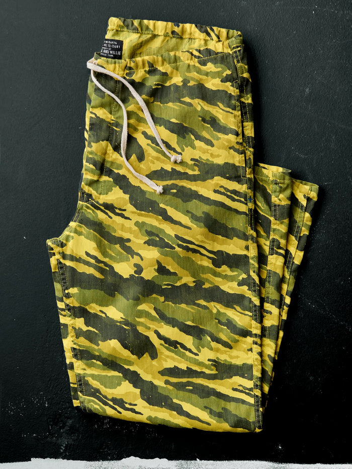 Black the lounge pant in brushstroke camo