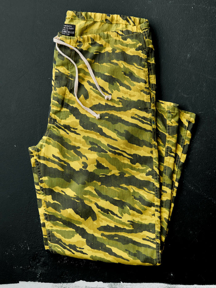 Black the lounge pant in brushstroke camo