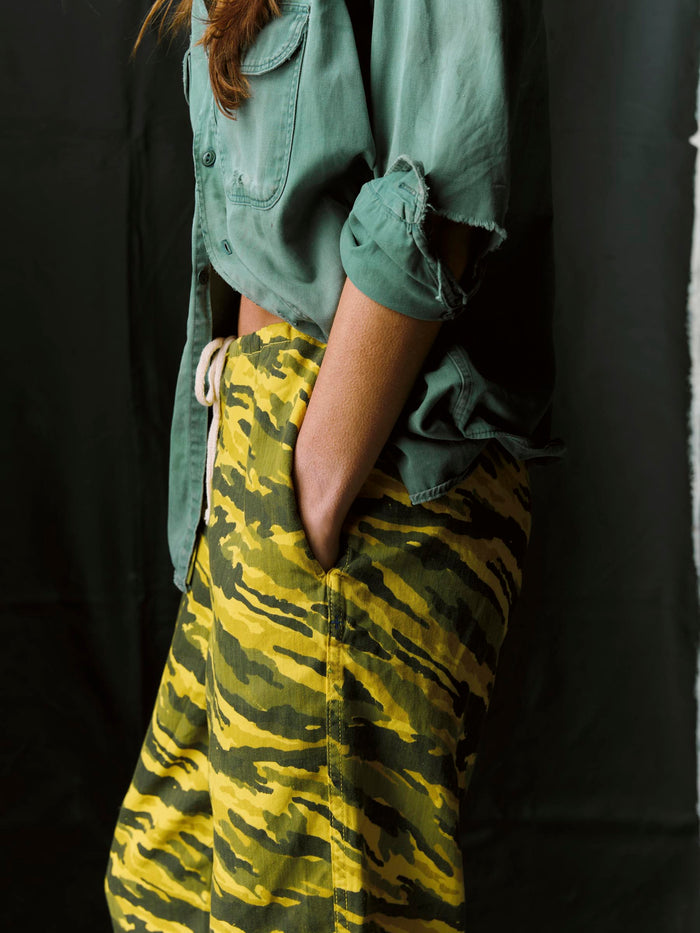 Black the lounge pant in brushstroke camo