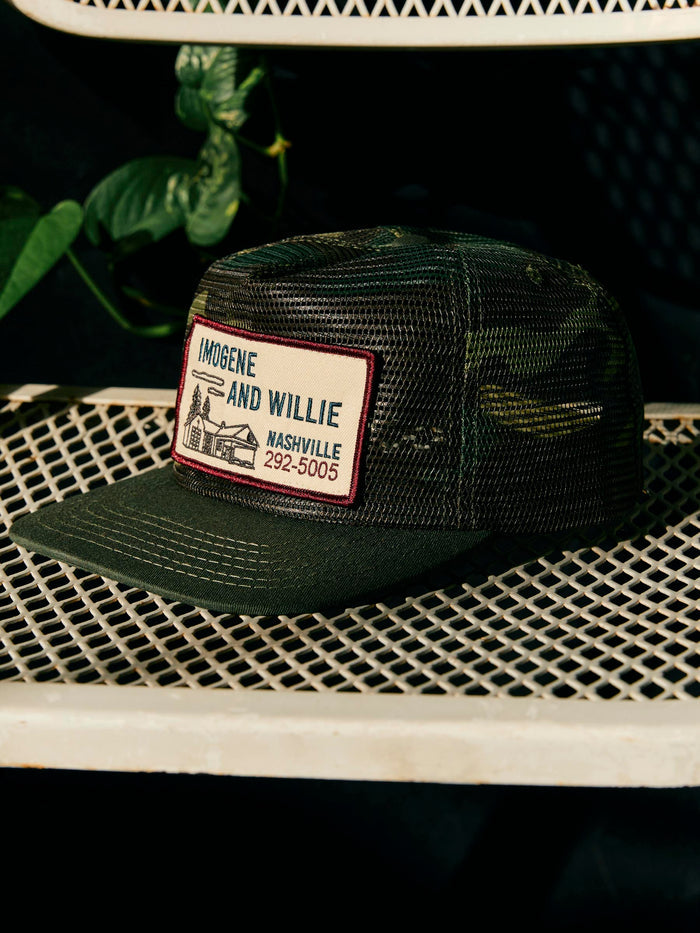 Black the "service station" mesh trucker in camo