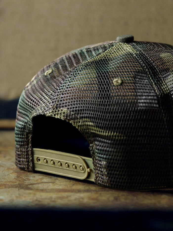 Black the "service station" mesh trucker in camo