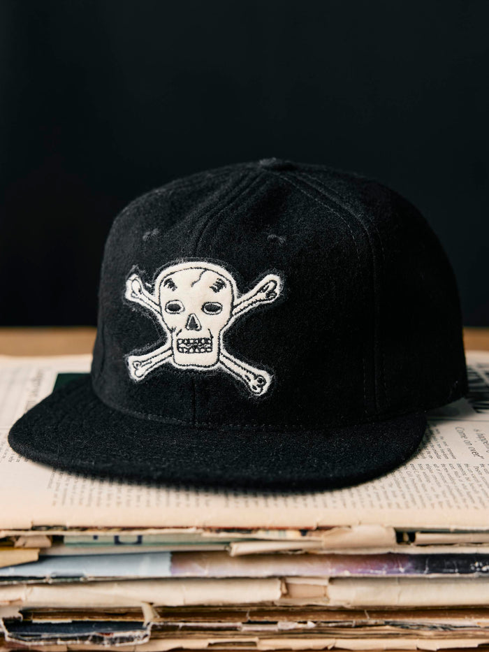 Gray the wool "hellcats" cap in black