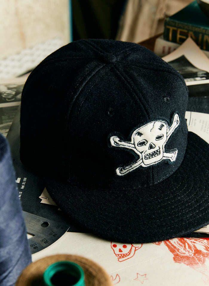 Gray the wool "hellcats" cap in black
