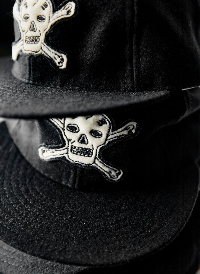 Black the wool "hellcats" cap in black