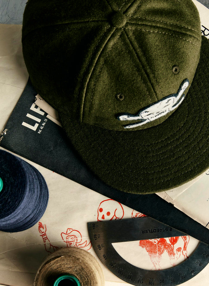 Black the wool "hellcats" cap in olive