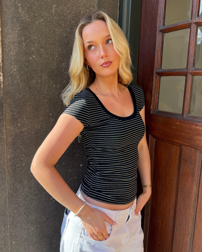 THEA KORTÆRMET T-SHIRT - BLACK/WHITE